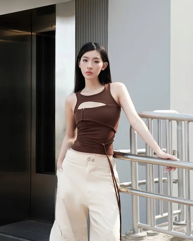 เสื้อ CONRAD SLEEVELESS TOP (BROWN)