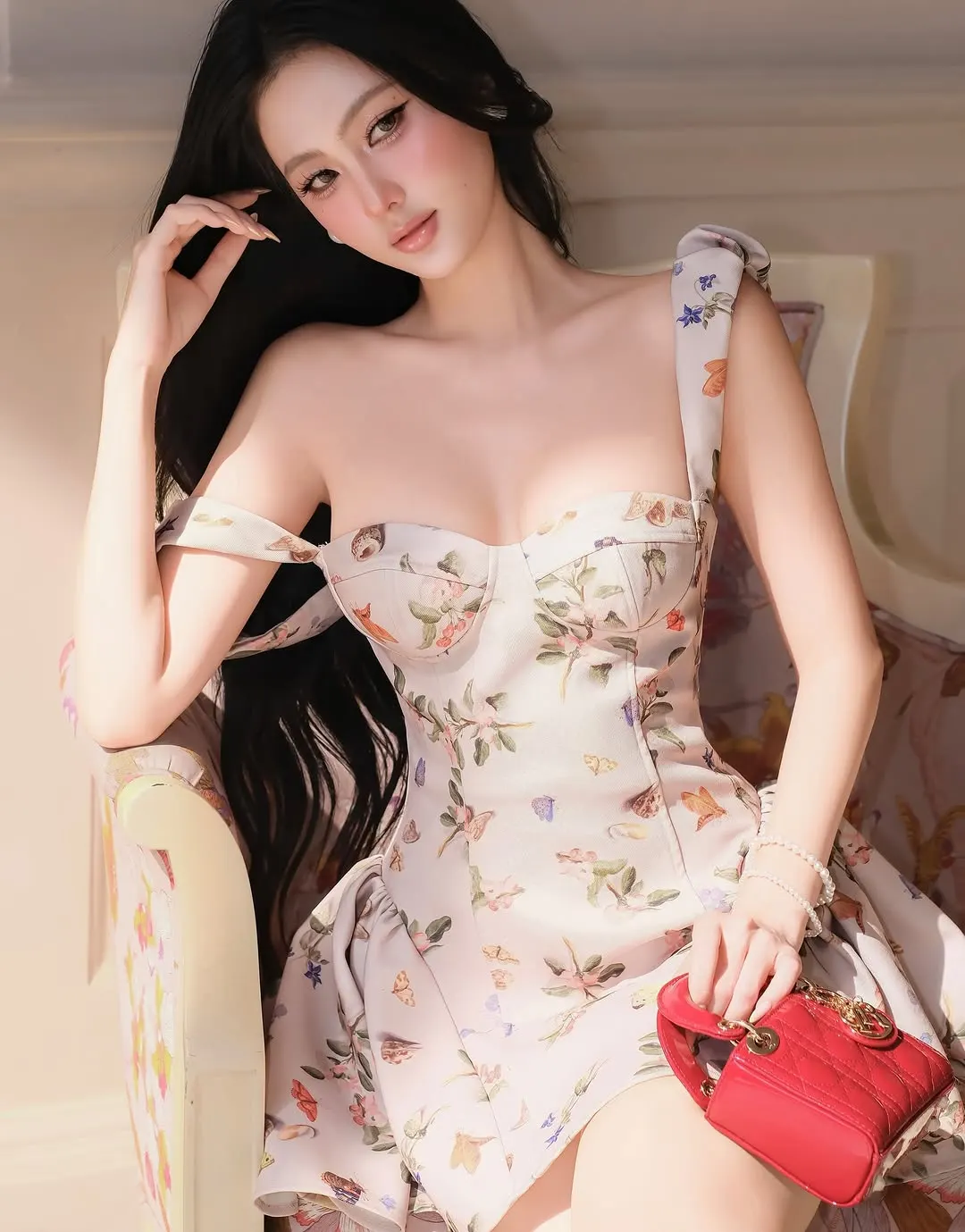 เดรสสั้นลายดอกไม้ แต่งสายเดี่ยวและกระโปรงทรงบอลลูน