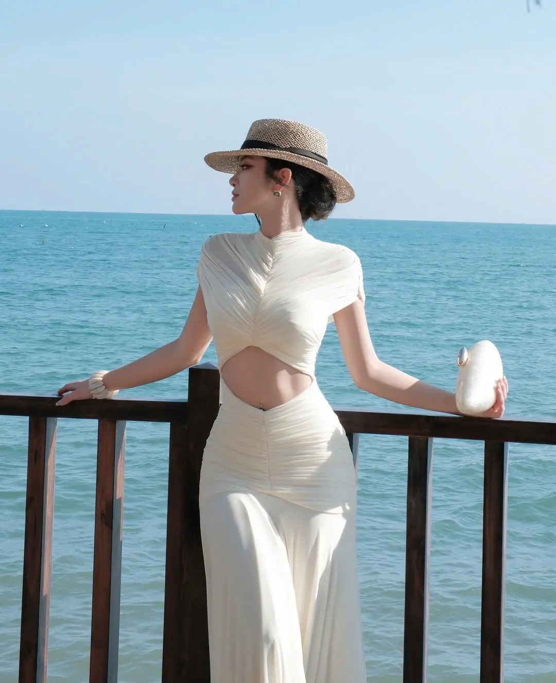 เดรสยาวครีม ดีไซน์คัตเอาท์ช่วงเอว Summer Collection