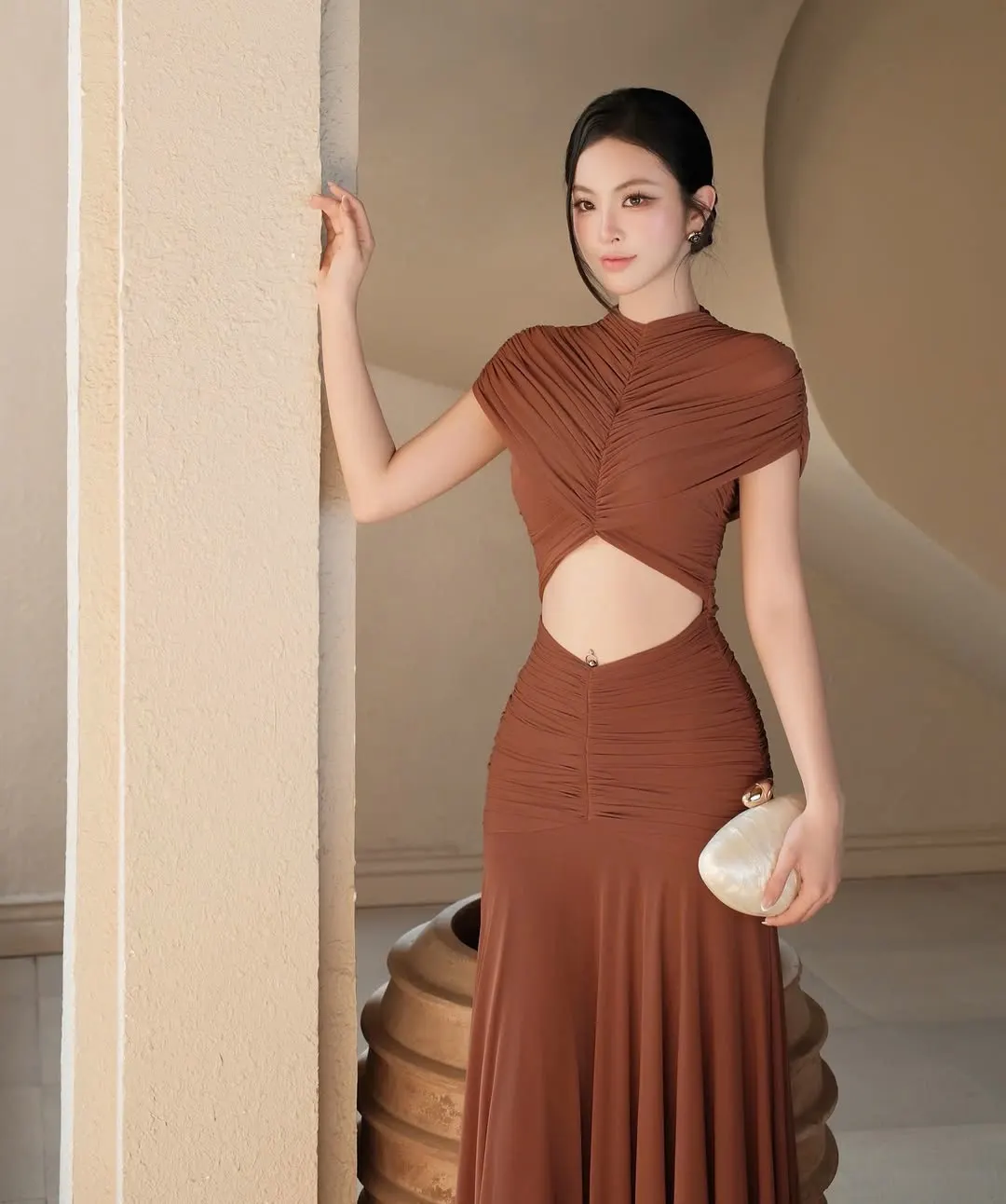 เดรสยาวสีน้ำตาลเว้าเอวดีไซน์สุดหรู