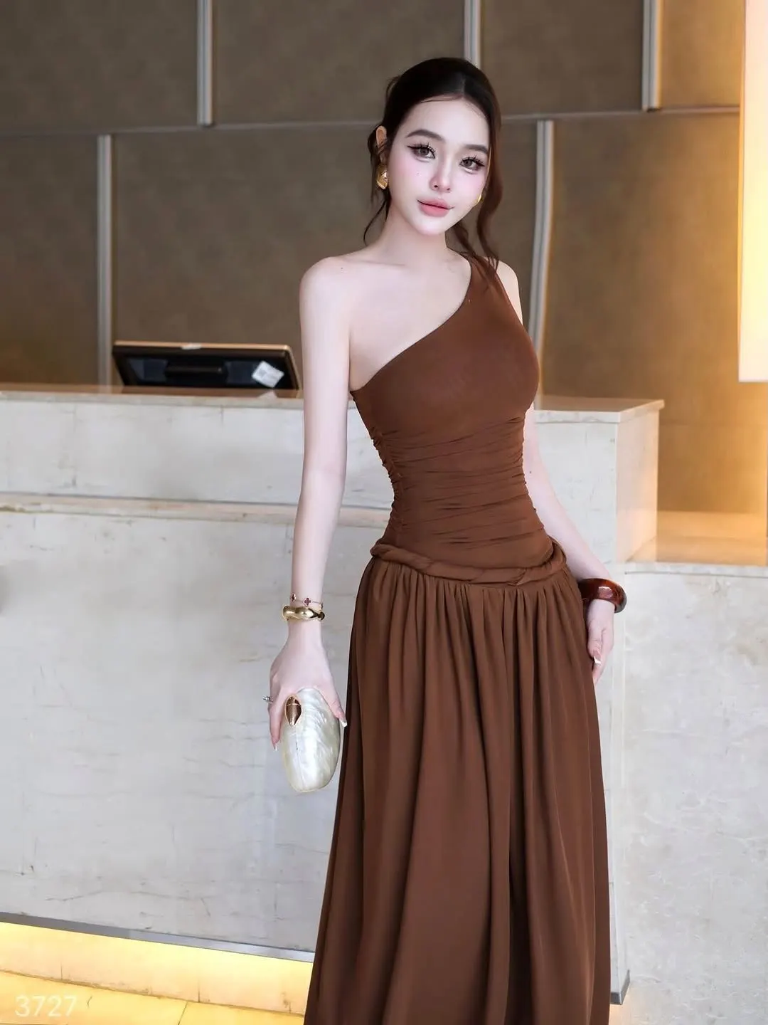Obibi Brand - เดรสปาดไหล่สีน้ำตาล