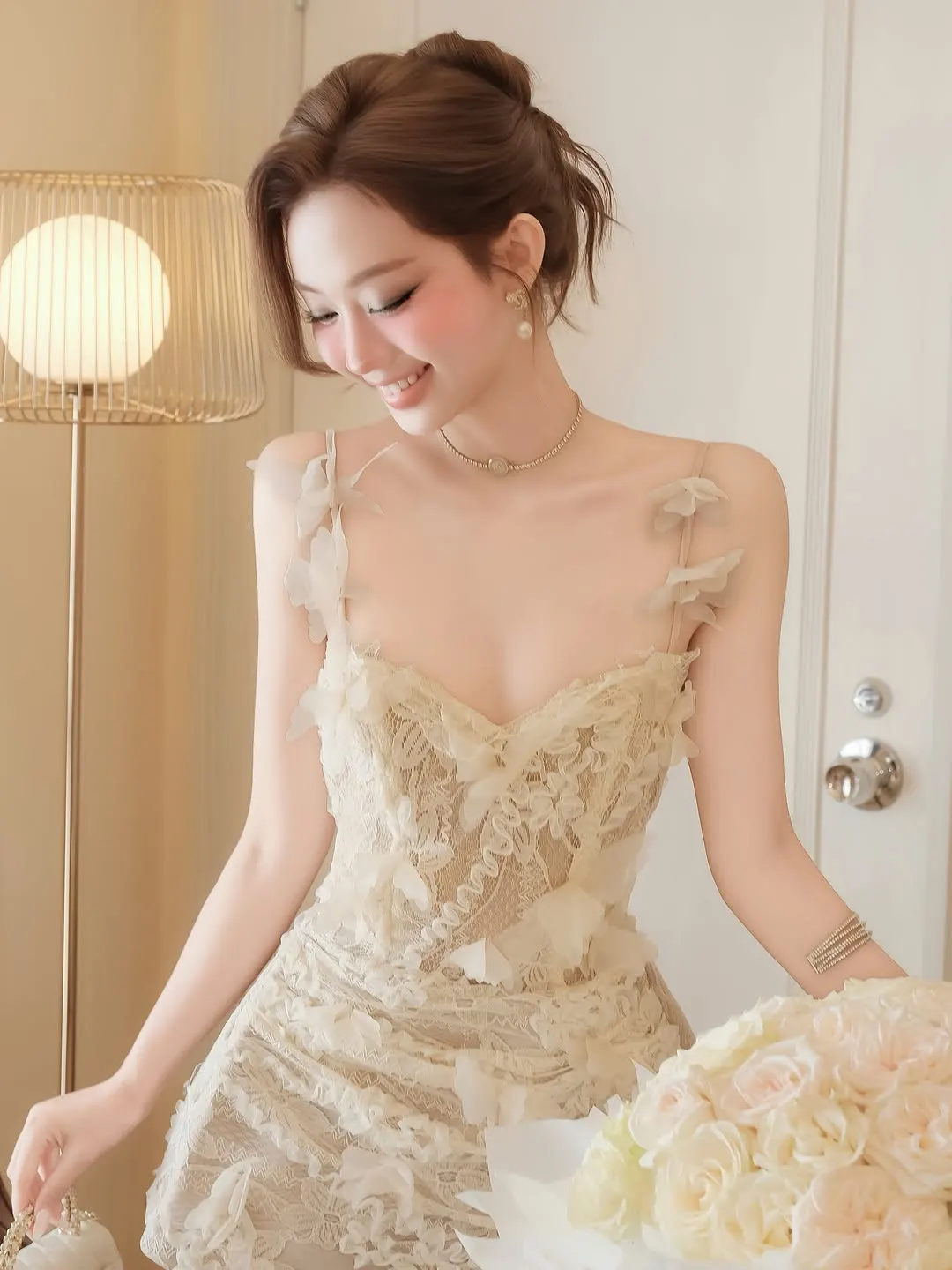 เดรสสายเดี่ยวผ้าลูกไม้แต่งดอกไม้ 3D