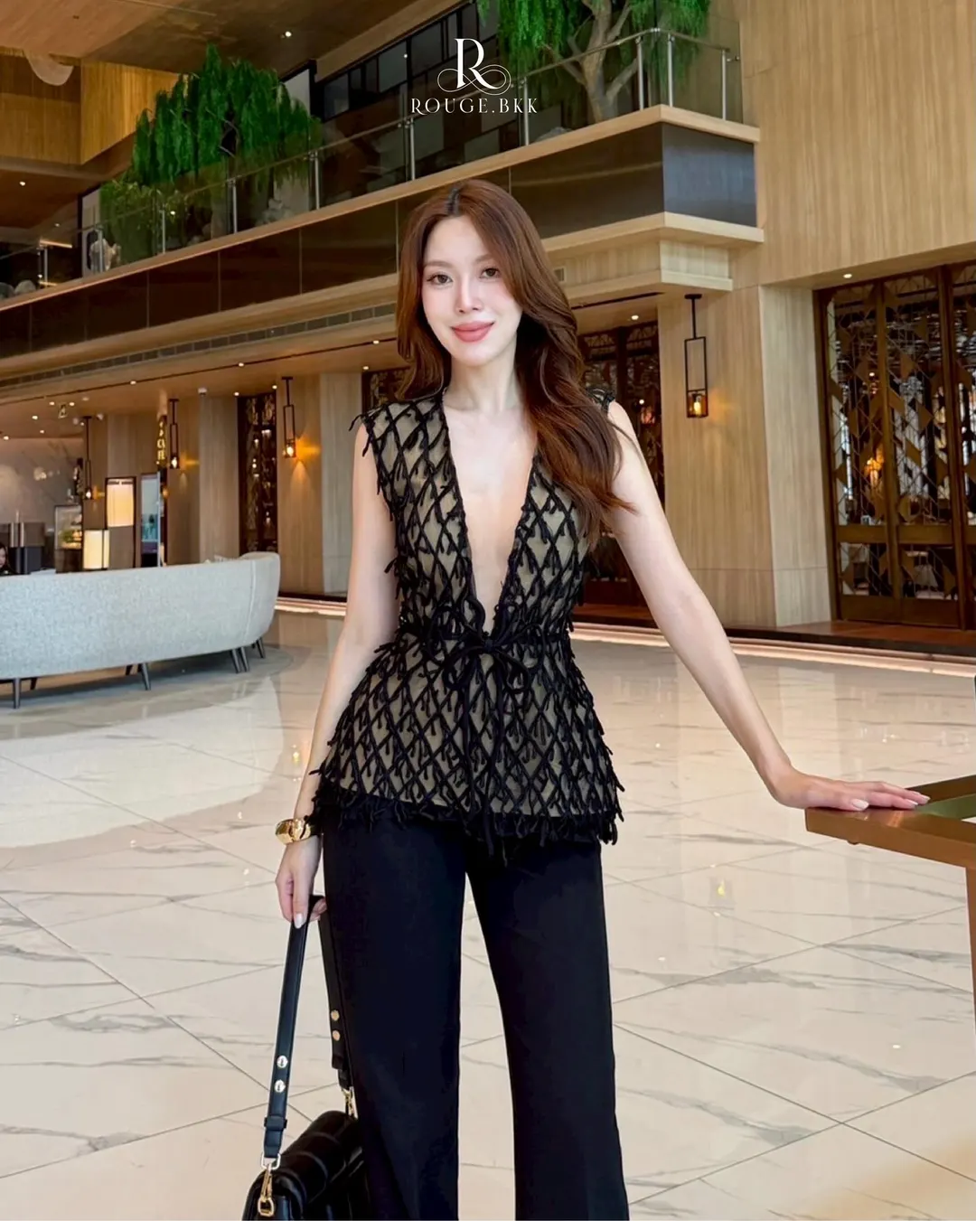 ชุดเซ็ตเสื้อตาข่ายคอวีลึกและกางเกงขายาว