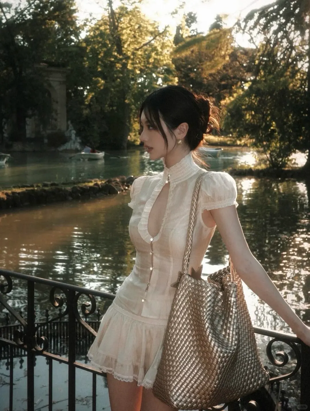 ชุดเซ็ทเสื้อแขนสั้นและกระโปรงสั้นสีครีม