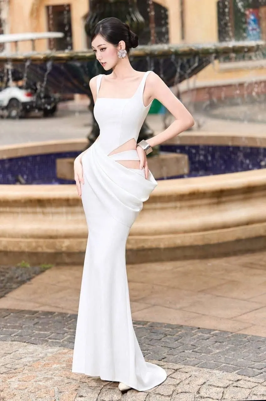 เดรสยาวสายเดี่ยวสีขาว ดีไซน์ผ่าข้างสุดหรู