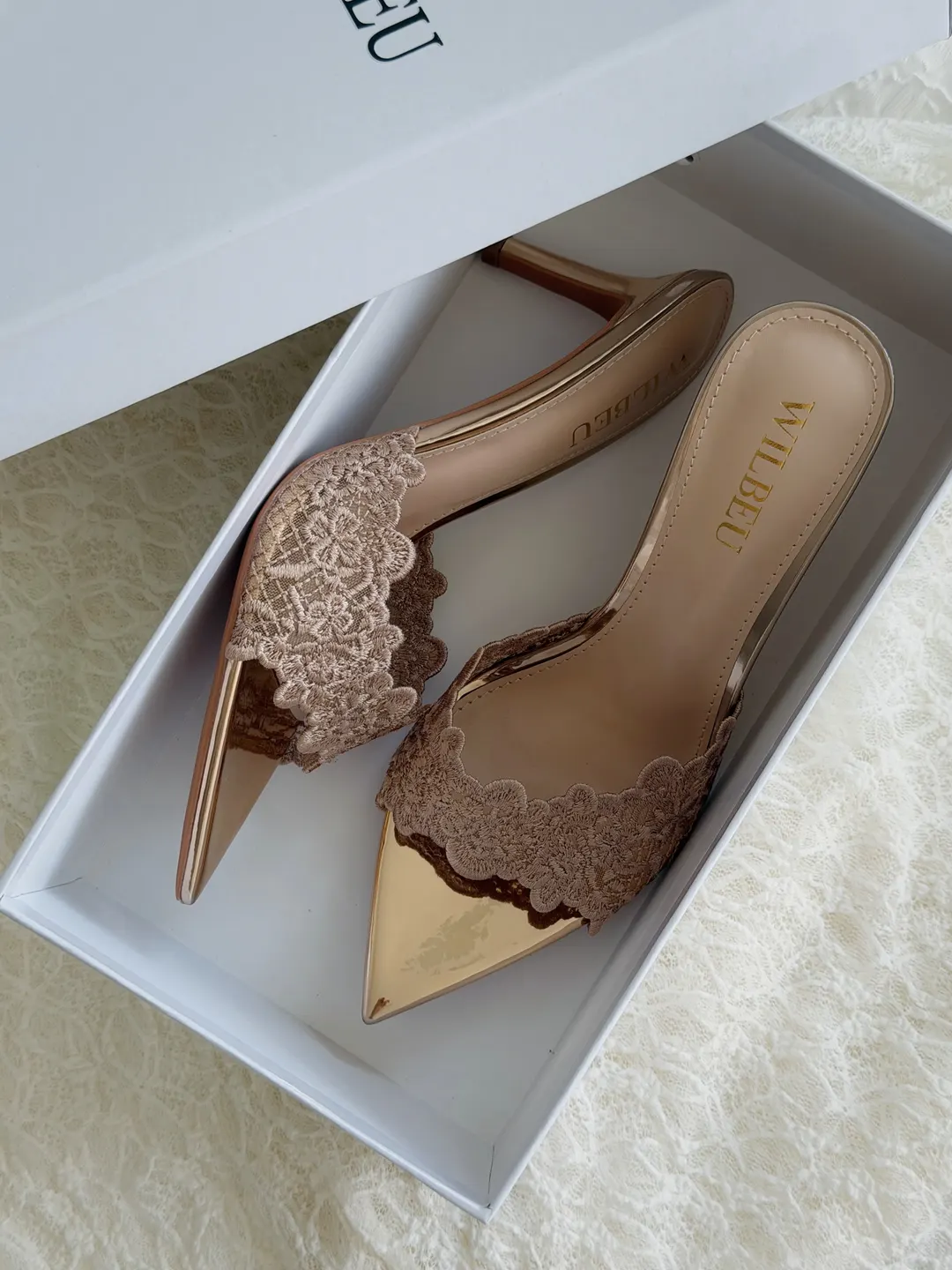 Golden Chantilly รองเท้าส้นสูงแต่งลูกไม้ Metallic