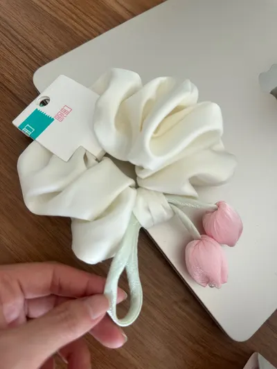 ยางรัดผมผ้าซาตินประดับดอกทิวลิปสีชมพู🌷 1