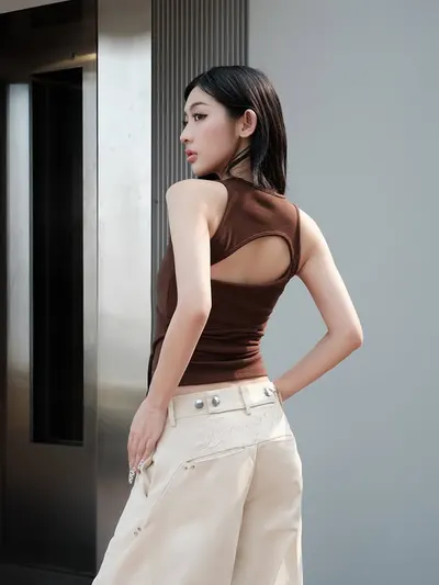 เสื้อ CONRAD SLEEVELESS TOP (BROWN) 3
