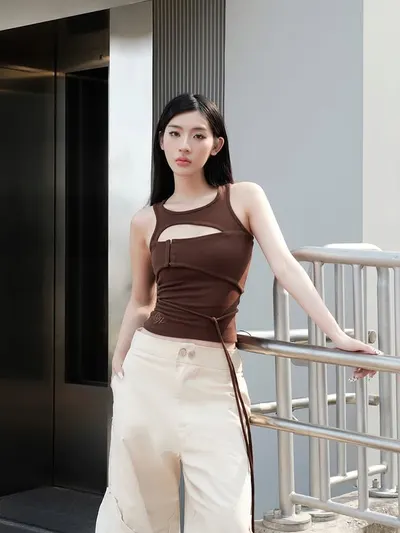 เสื้อ CONRAD SLEEVELESS TOP (BROWN) 6