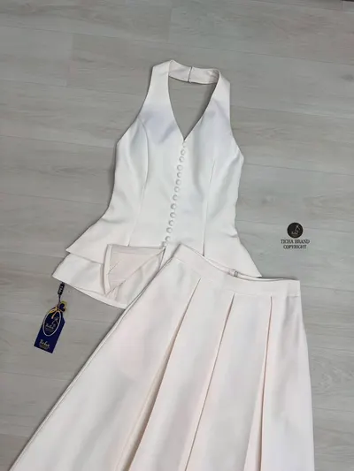 Ticha Set 2 ชิ้น เสื้อคล้องคอแต่งกระดุมและกระโปรงยาว 8