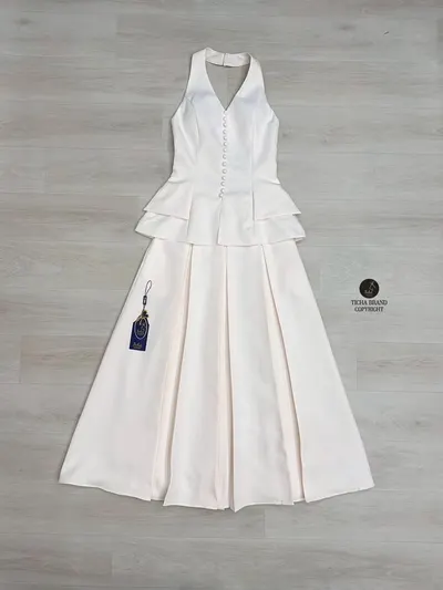 Ticha Set 2 ชิ้น เสื้อคล้องคอแต่งกระดุมและกระโปรงยาว 9