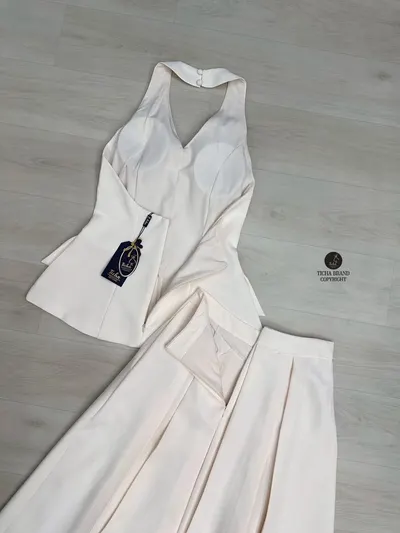 Ticha Set 2 ชิ้น เสื้อคล้องคอแต่งกระดุมและกระโปรงยาว 7