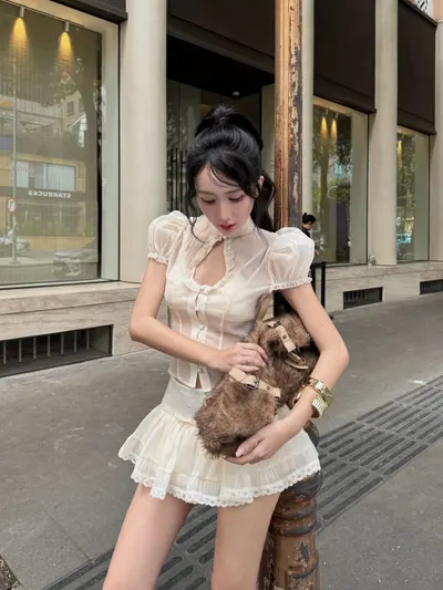 ชุดเซ็ทเสื้อแขนสั้นและกระโปรงสั้นสีครีม 3
