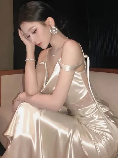 เดรสสายเดี่ยวผ้าซาตินแต่งลูกไม้ 2