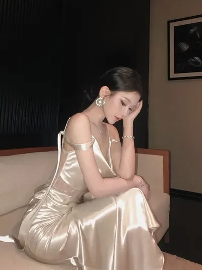 เดรสสายเดี่ยวผ้าซาตินแต่งลูกไม้ 4