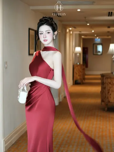 CHAU HY ชุดเดรสยาวสีแดงดีไซน์ปาดไหล่ 3