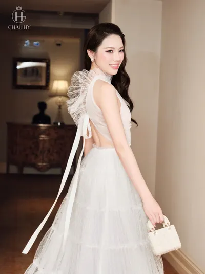 CHAU HY ชุดเดรสยาวคล้องคอสีขาว 4