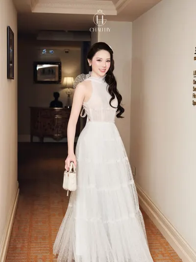 CHAU HY ชุดเดรสยาวคล้องคอสีขาว 5