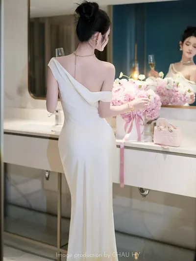 CHAU HY ชุดเดรสปาดไหล่ผ้าซาตินเรียบหรู 2