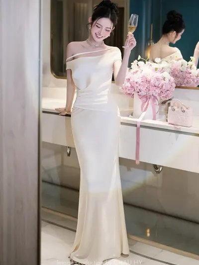 CHAU HY ชุดเดรสปาดไหล่ผ้าซาตินเรียบหรู 5