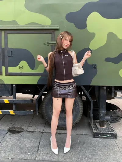 Is Me Iris halterbla+CoCo Skirt ชุดเซ็ทเสื้อคล้องคอและกระโปรงสั้นสีน้ำตาล 3