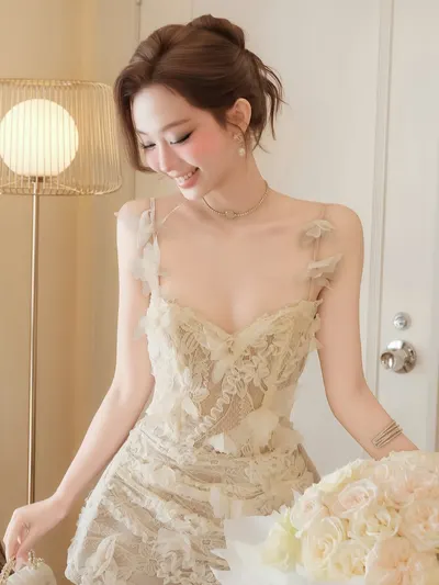 เดรสสายเดี่ยวผ้าลูกไม้แต่งดอกไม้ 3D