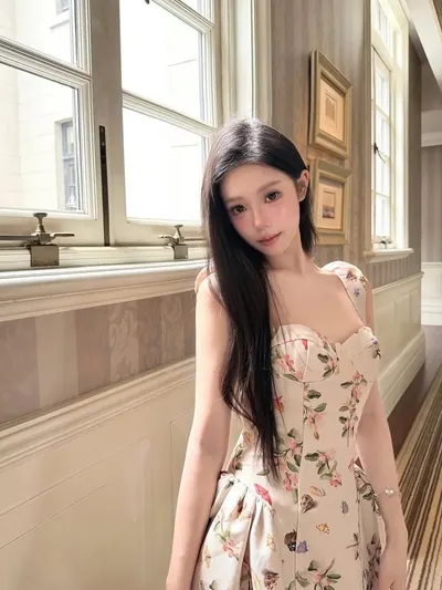 เดรสสั้นลายดอกไม้ แต่งสายเดี่ยวและกระโปรงทรงบอลลูน 7