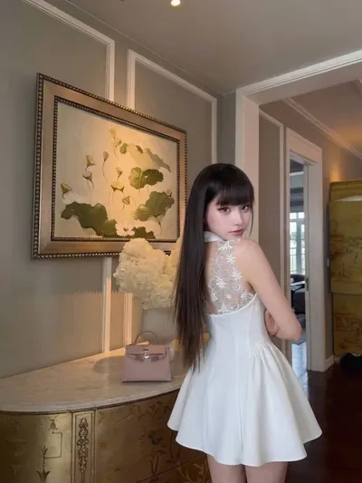 ChouChou เดรสสั้นสีขาวคอวีแต่งลูกไม้ 2