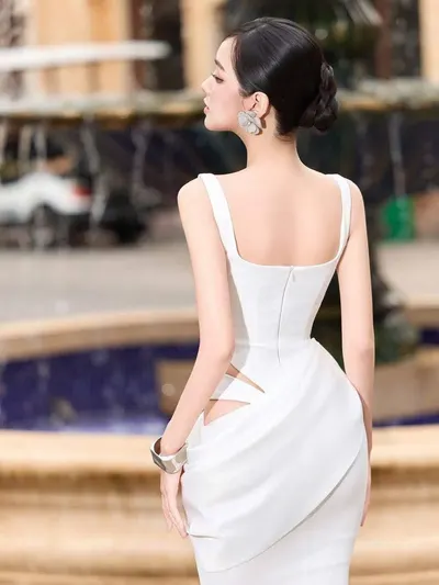เดรสยาวสายเดี่ยวสีขาว ดีไซน์ผ่าข้างสุดหรู 2