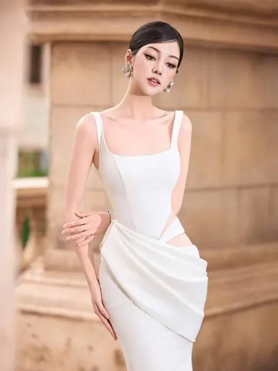 เดรสยาวสายเดี่ยวสีขาว ดีไซน์ผ่าข้างสุดหรู 3