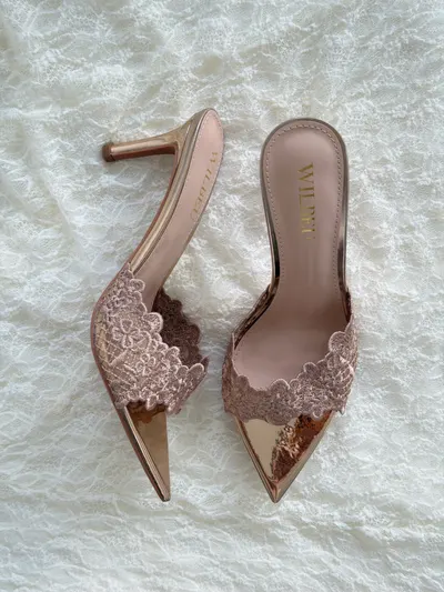Golden Chantilly รองเท้าส้นสูงแต่งลูกไม้ Metallic 4
