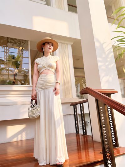 เดรสยาวครีม ดีไซน์คัตเอาท์ช่วงเอว Summer Collection